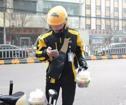 杭州一外卖员用脚踢着餐盒走进小区，该名外卖员缺乏哪些职业素养？