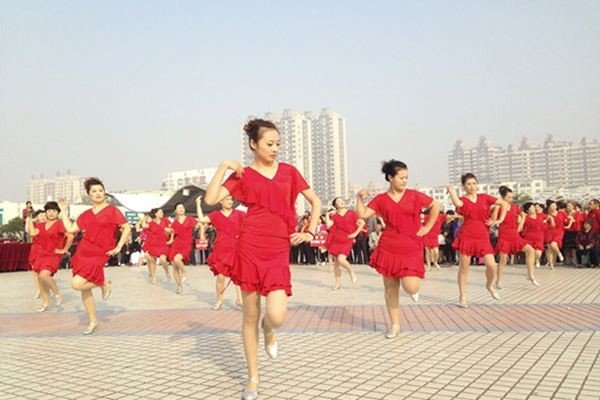广场舞带来福音，大爷大妈跳广场舞有哪些不得不提的好处？