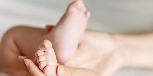 西班牙诞生世界首个带有新冠病毒抗体的婴儿，他究竟是如何产生抗体的？