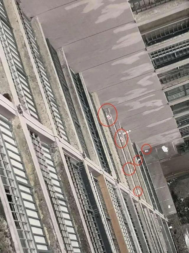 贵州一小区高层现金被吹落，现金在哪放着，怎么会被吹落？