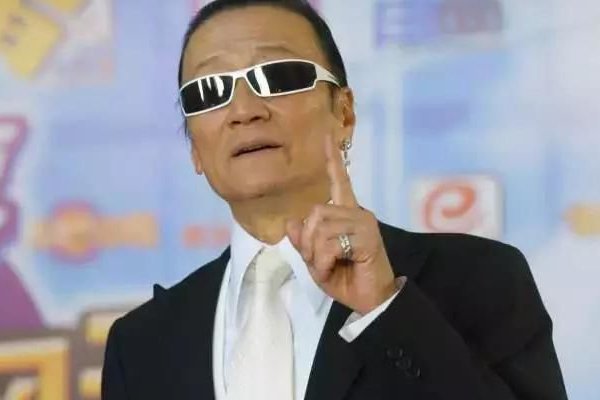 刘德华的歌曲17岁中有一句歌词，记得四哥发哥都早以见过面，发哥是不是指周润发，四哥又是指谁呢？