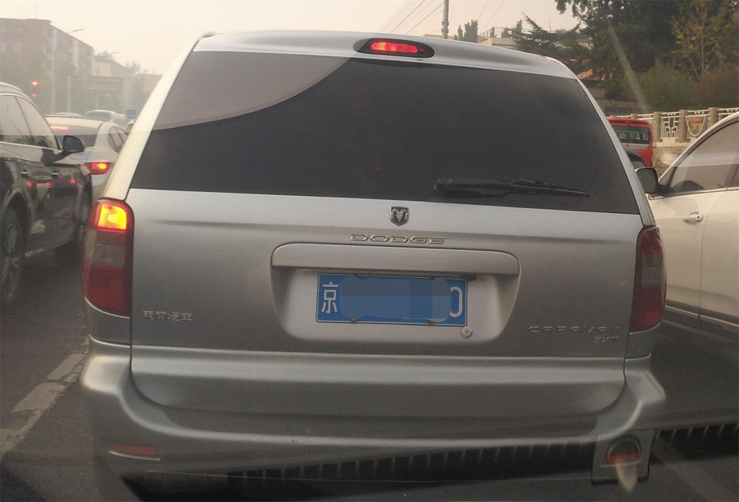 今天遇到一辆东南汽车生产的道奇CARAVAN，羊头标很显眼，要说这也是中国车史上的一段。