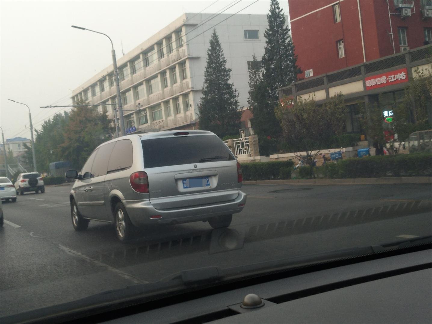 今天遇到一辆东南汽车生产的道奇CARAVAN，羊头标很显眼，要说这也是中国车史上的一段。