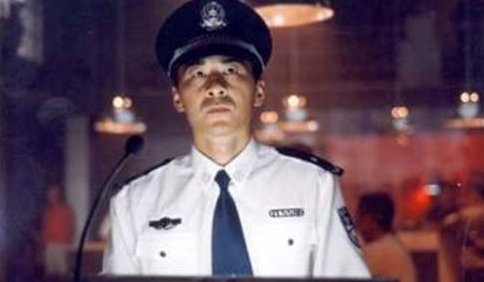 有一部电视剧有两个警察在饭店把新来的公安局长用手铐铐了叫啥名字