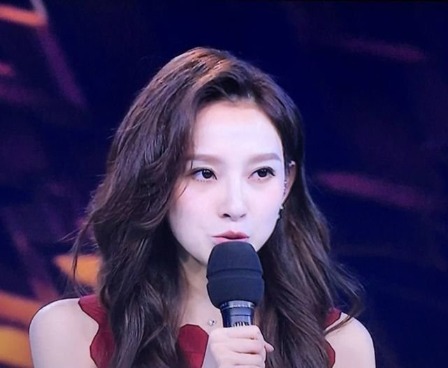 央视女主持人马凡舒火了！颜值气质不输王冰冰，她有着什么样的背景？