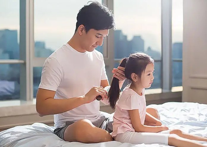 爸爸为帮女儿吹发型，专门去理发店学习，有一个这样的爸爸是什么感受呢？