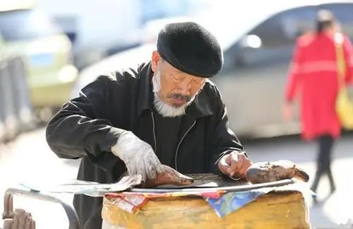 拾荒老人久盯烤红薯，店主见状立马赠送，店主的行为暖到你了吗？