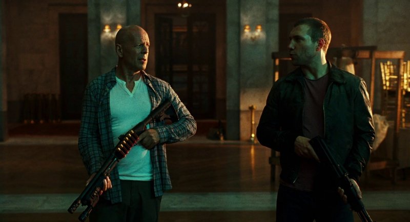 鼠胆龙威5中主演电梯拿的那把抢是什么枪