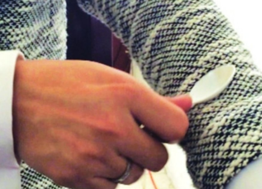 刘谦那个把盐和胡椒粉分开的魔术是怎么变的啊?