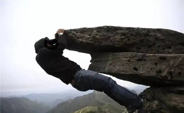 村民解释多人在悬崖边巨石上摇晃，登山时需要注意些什么？