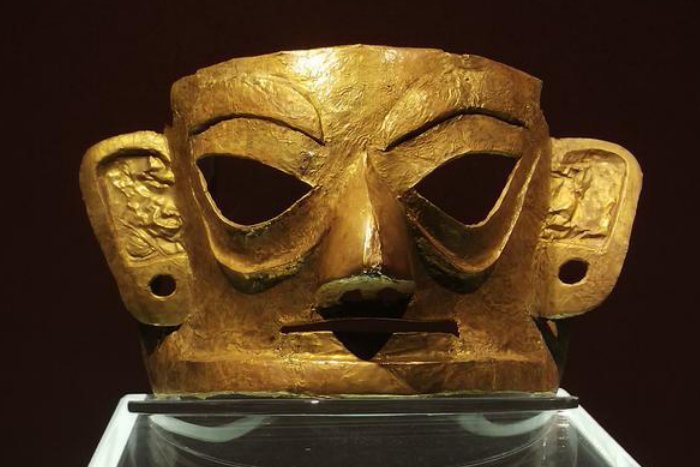 三星堆出土金面具打了耳洞，专家是如何回应的？