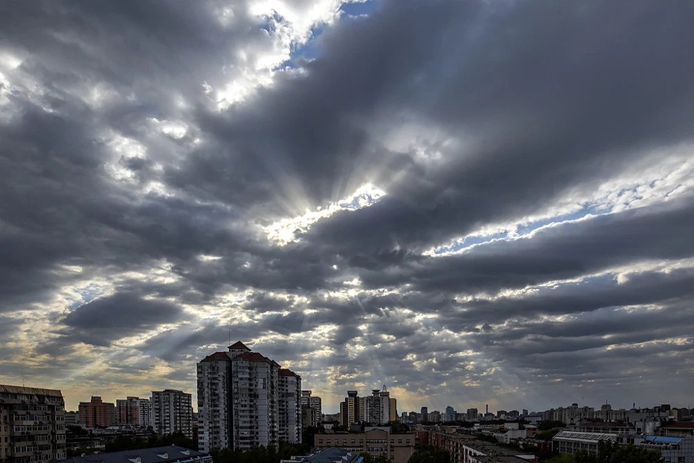 国庆故宫上空现云隙光，这是种什么样的景象？