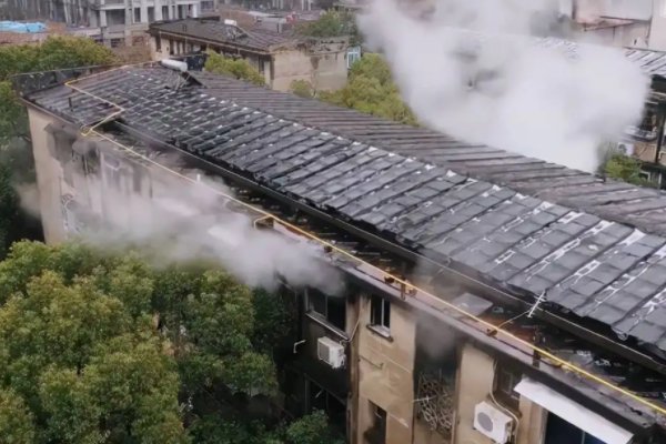 湖南长沙女子洗澡洗一半家没了，屋内瞬间起火，造成这起火灾的原因是什么？