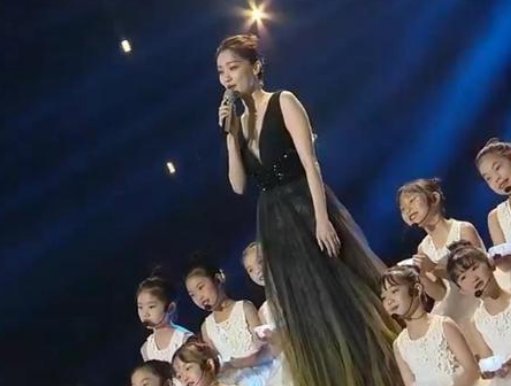 张小斐和小朋友合唱《仰望星空》，现场氛围如何？