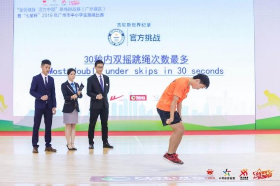 吉尼斯跳绳冠军一分钟跳多少个