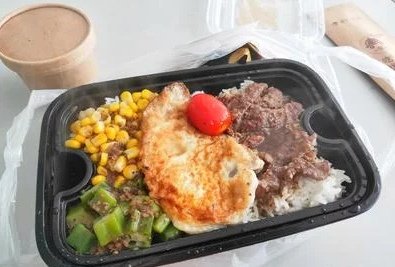 顾客点外卖吃出头发,店长带员工剪寸头发红包补偿,如何看待店长的举动?