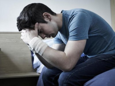 广场舞大妈一把拽回轻生女子，为何很多年轻人选择轻生？