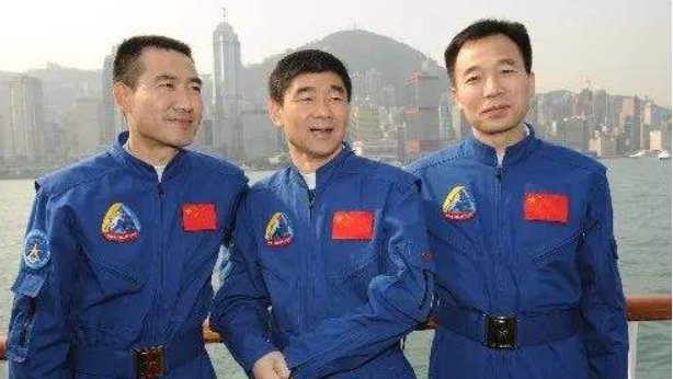 航天员刘伯明与妻子隔空庆祝“珍珠婚”,这样的浪漫你慕了吗?