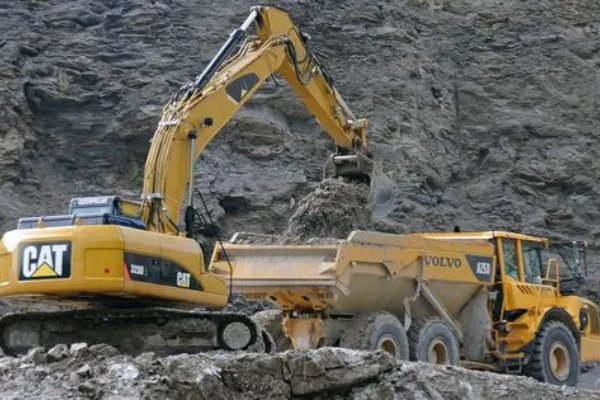 学挖掘机学费多少钱？