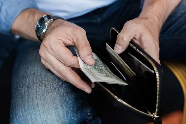 安徽一奶奶盗窃钱包被抓却“甩锅”孙子，老人是如何进行行窃的？