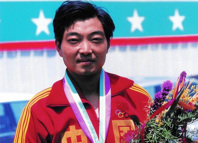 中国第一枚奥运金牌是谁获得的?