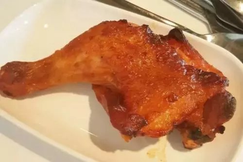 河南女孩打包学校午餐的鸡腿留给妈妈，这背后有着怎样的感人故事？