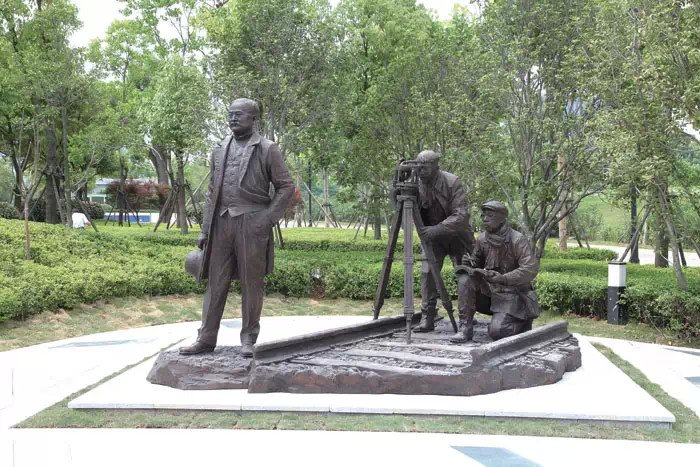 可以用什么成语来形容詹天佑？