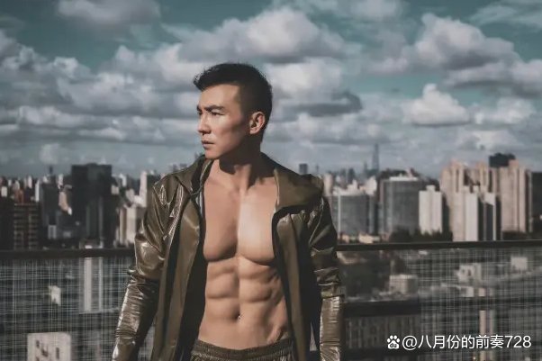 觉得楼上邻居太吵，女子向物业反映情况，保安一句他是刘畊宏解决，咋回事？