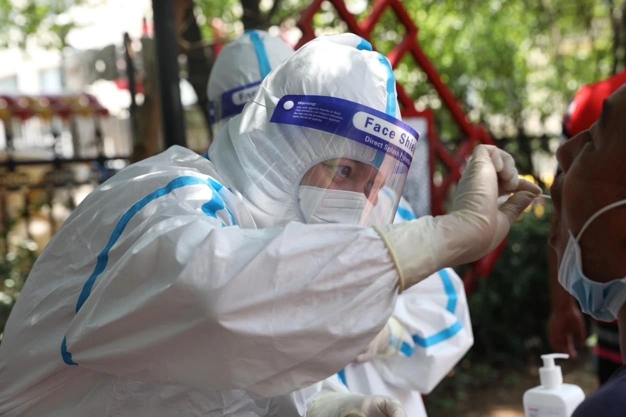 北京一孕妇因怕感染,选择在车里办公,这样做真的能避免被感染吗?