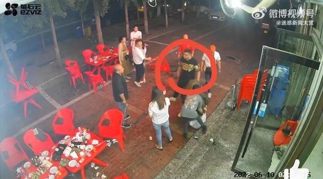 媒体：烧烤店老板曾和打人者同桌吃饭，店老板在此事中充当了什么角色？