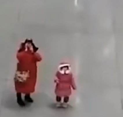 小孙女跨越千里回哈尔滨被劝返,爷爷车站泪别,疫情之下大家有多难?