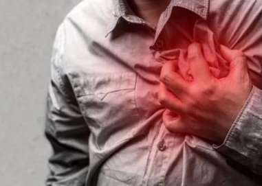 长沙老人在公交车上直跺脚，护士多看一眼救老人一命，她有着怎样的敏感性？