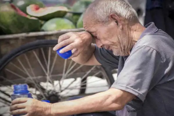 合肥73岁确诊大爷每天骑车送老伴上下班，这名大爷的行程轨迹是怎样的？