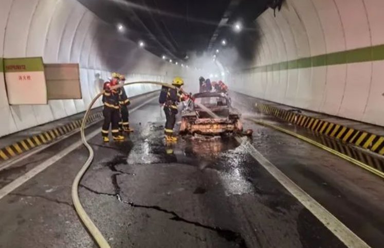 杭州一辆法拉利在隧道内自燃，豪车是否更应该注重安全性？