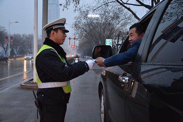 河南南阳男子拿驾照11天酒驾被一次性记38分,你如何看待这件事?