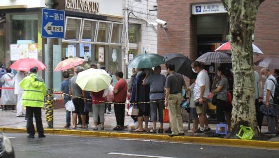 台风天，上海市民为什么冒雨也要去光明邨排队买鲜肉月饼？