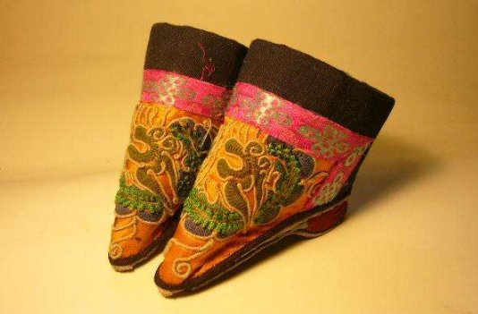 古代女子的三寸金莲究竟是多大的脚啊？