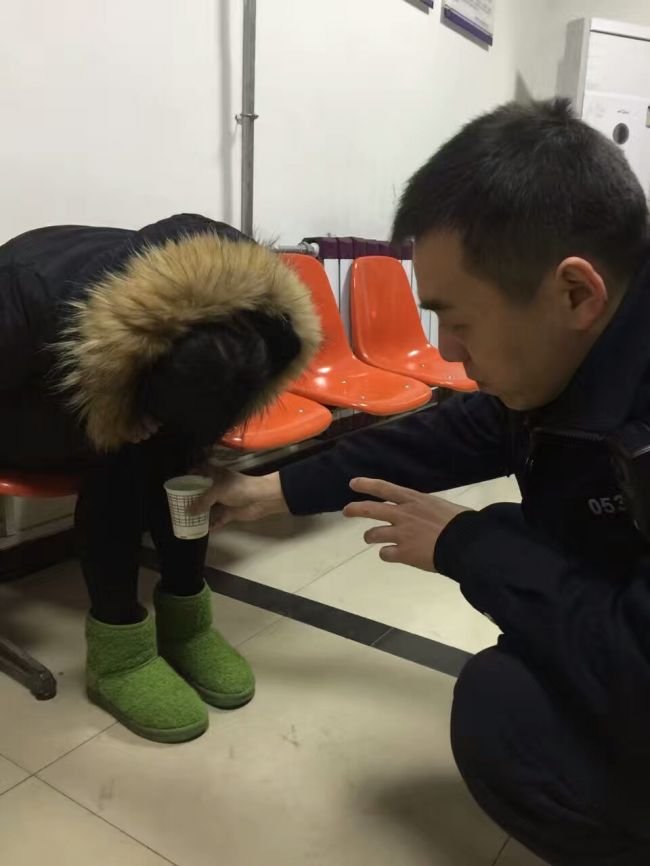 如何看待济南女孩欲轻生民警急得想揍她这件事？