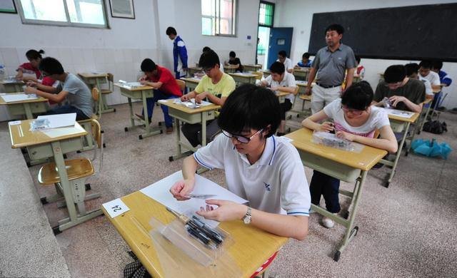 考生被蝎子咬伤警方如何以8分钟的速度护送考生进考场的？