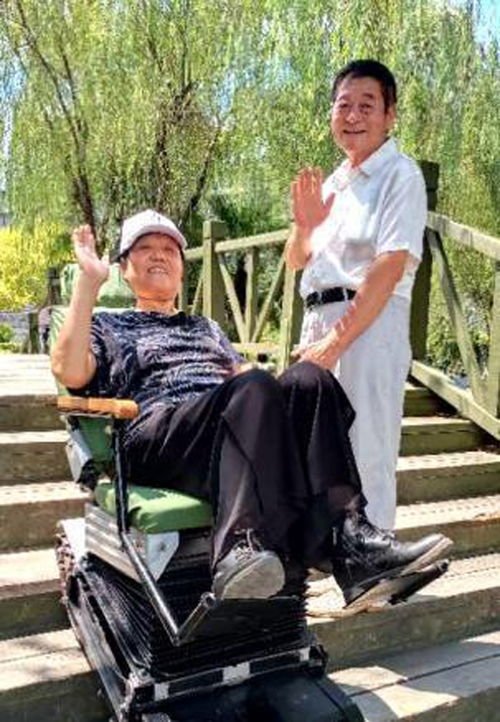 70岁老人发明自动爬楼智能车，这种发明值得规模推广吗？