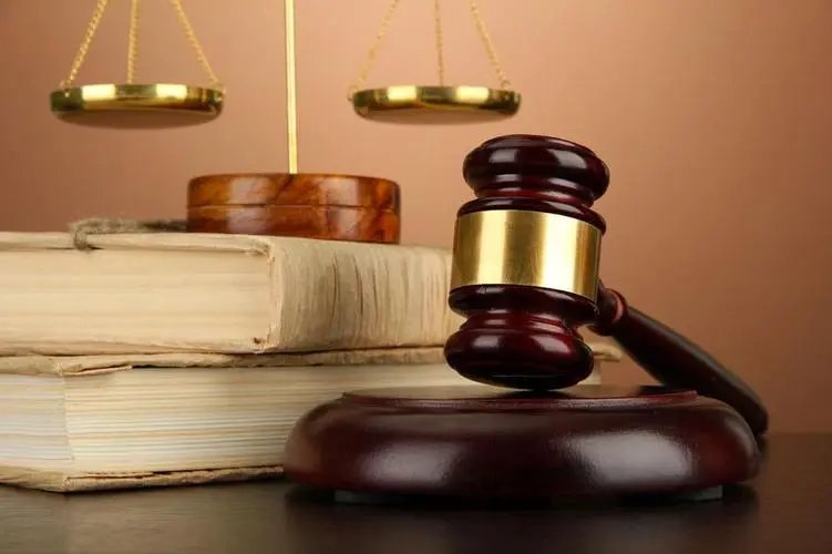 江苏一外卖员因耽误时间，对女子掐脖子殴打，此事到底谁对谁错？