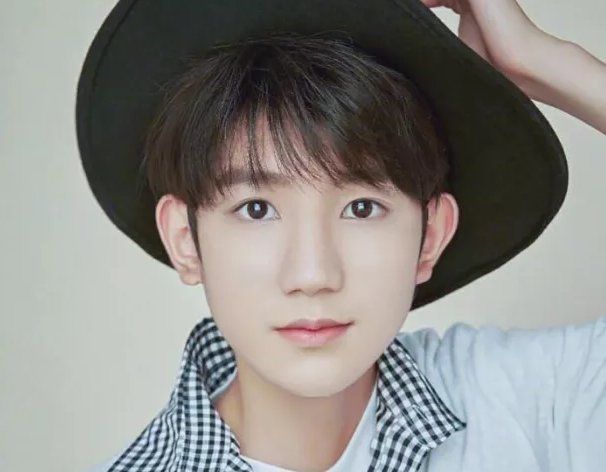 王源拿到“铁饭碗”工作比明星身份更让人羡慕，你知道是什么工作吗？