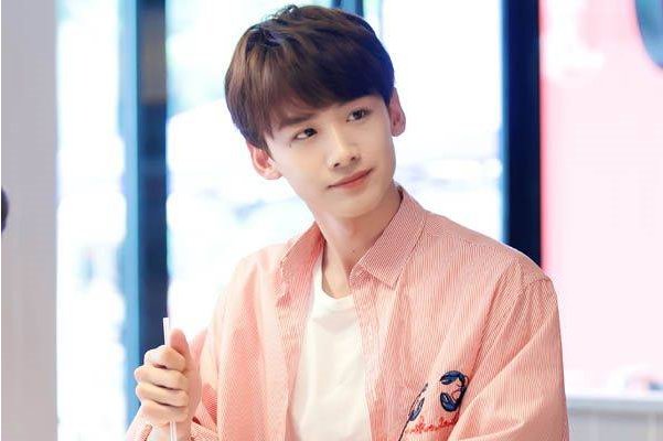 白敬亭新公司名叫明白乐，明星开的公司名字能有多好笑？