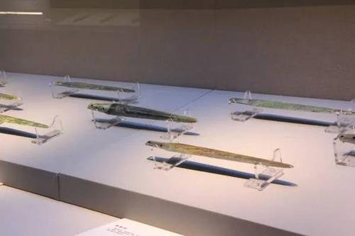 秦始皇陵墓发现的逆天神剑是什么？为何出土后立刻变直？