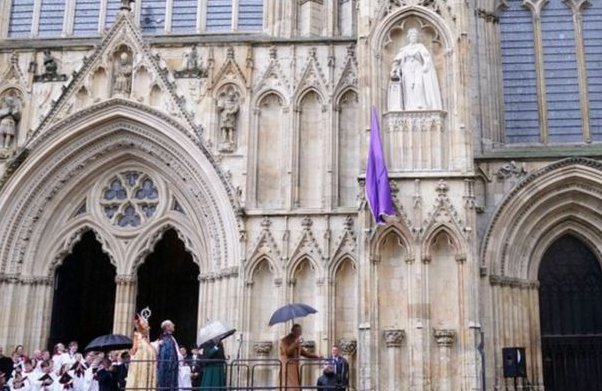 英国的国王查尔斯三世再遭鸡蛋袭击！上任几个月他经历了什么？