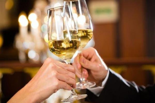 山东一女婿到岳父家拜年时，一边喝酒一边哭泣，他为何这么做？