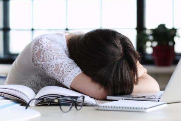 在河南女子嗜睡20余天醒后智商如低幼这件事中，有哪些值得关注的信息？