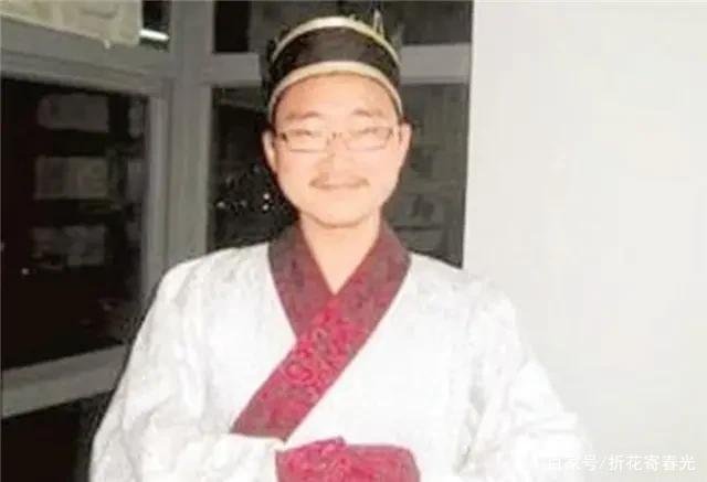 他用甲骨文写高考作文,仅得6分却被985破格录取,后来发展如何?