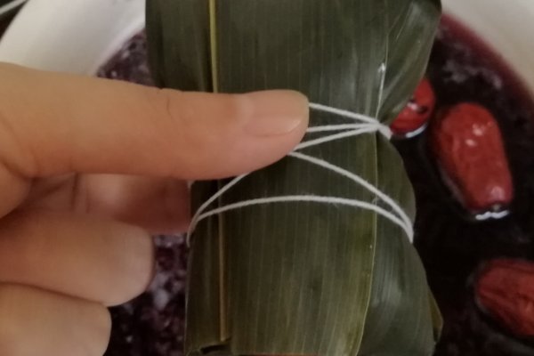 包粽子教程视频慢动作四,角粽