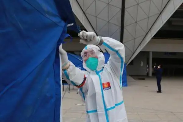 “大白”撬开蛋糕店实则为特殊时期消杀任务,大白在防疫一线有多艰辛?